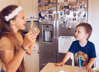 Karolina Protsenko sings for her little brother Leo – Baby Shark Karolina Protsenko sings for Leo