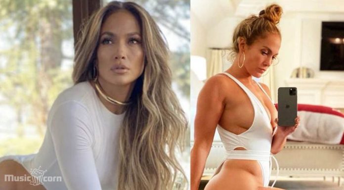 Jennifer Lopez wears a stunning swimsuit