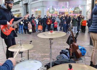 Covers by Allie Sherlock and The 3 Busketeers – Amazing crowd reactions Covers by Allie Sherlock and The3buskteers