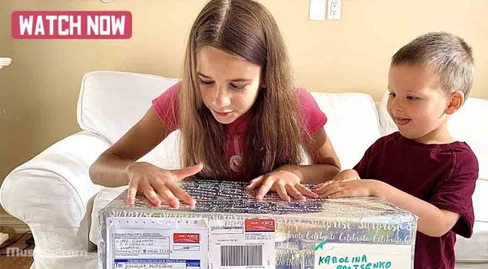Karolina Unboxing presents With Brother Leo Karolina Unboxing presents With Brother Leo