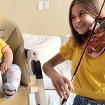 Baby brother’s reaction to Karolina’s Violin Play – Suzuki Violing Book 2 Baby brother's reaction to Karolina's Violin Play