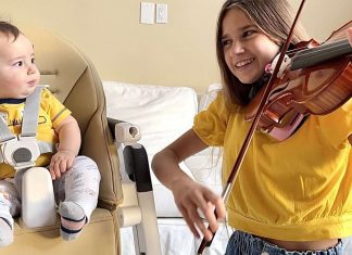 Baby brother’s reaction to Karolina’s Violin Play – Suzuki Violing Book 2 Baby brother's reaction to Karolina's Violin Play