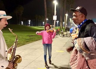 Night Performance – Coffin Dance – Karolina Protsenko & Daniele Vitale Night Performance - Coffin Dance