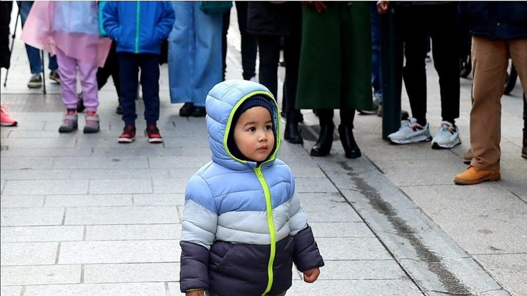 KID MESMERIZED BY STREET MUSICIANS - Allie Sherlock