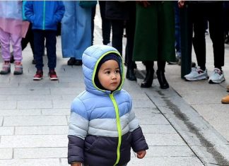 KID MESMERIZED BY STREET MUSICIANS – Allie Sherlock Performance KID MESMERIZED BY STREET MUSICIANS - Allie Sherlock