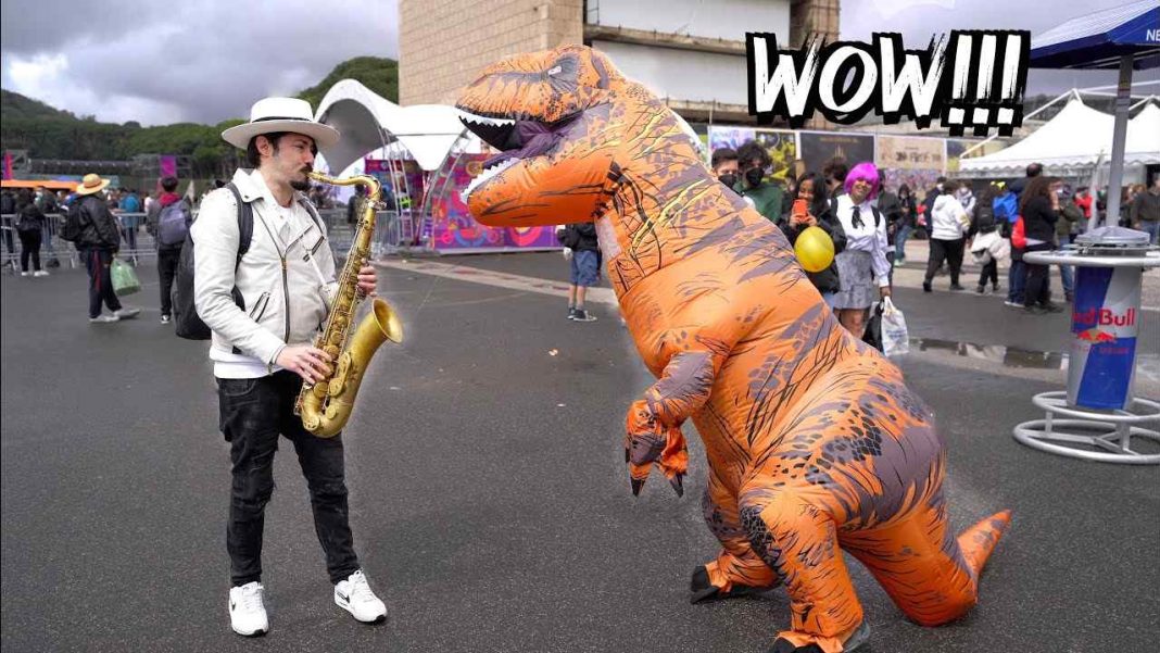 SAX GUY surprises COSPLAYERS