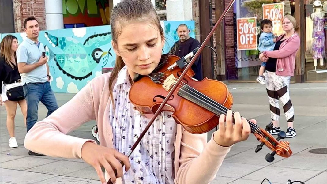 UNBELIEVABLE STREET PERFORMANCE - Karolina Protsenko