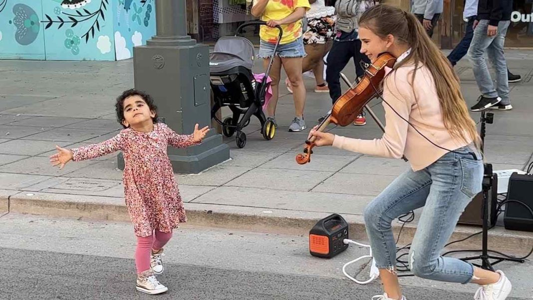 Dramatic Violin Performance - Karolina Protsenko