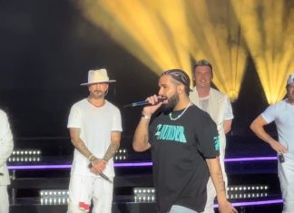 Drake Makes A Surprise Appearance on Backstreet Boys’ Stage Drake Makes A Surprise Appearance