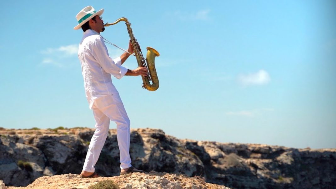 L Amour Toujours on Saxophone