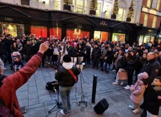 Crowd stops to listen – Allie Sherlock – Unchained Melody Crowd stops to listen - Allie Sherlock