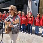 Choir surprise street performer – Allie Sherlock | Perfect Choir surprise street performer - Allie Sherlock