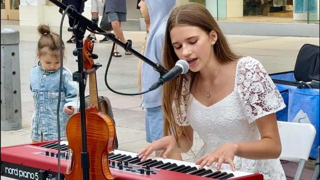 PIANO DEBUT ON THE STREET - Karolina