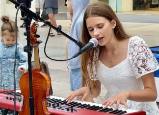 PIANO DEBUT ON THE STREET – Karolina | Someone You Loved PIANO DEBUT ON THE STREET - Karolina