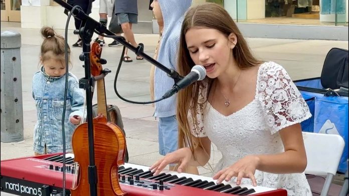 PIANO DEBUT ON THE STREET - Karolina PIANO DEBUT ON THE STREET - Karolina