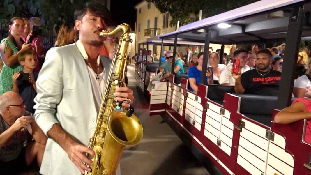 Night Street Performance - Daniele Vitale