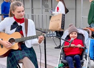 Feliz Navidad – Karolina Protsenko | 3 Year Old Singer in a Stroller Feliz Navidad - Karolina Protsenko | 3 Year Old Singer in a Stroller