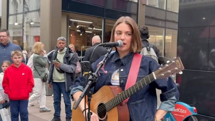 Guy Helped Allie Sherlock - I Will Survive | Gloria Gaynor