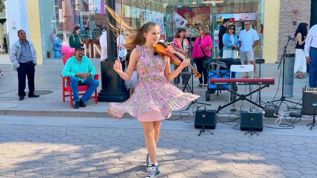 Glue Song - Karolina Protsenko Violin - The crowd was shocked
